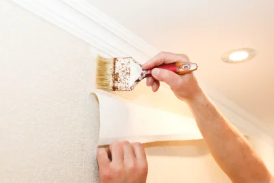 Pose de papier peint à Égliseneuve-d'Entraigues — revêtements muraux et toiles de verre